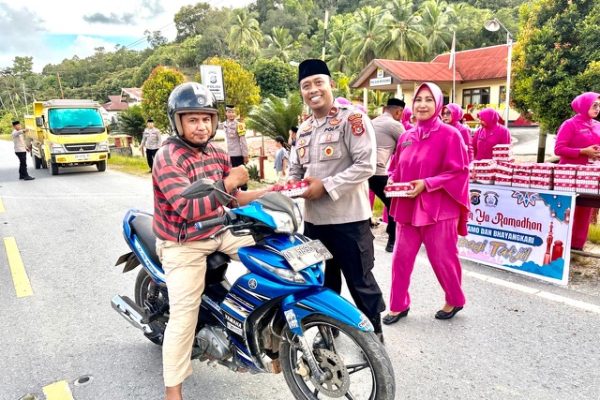 Kapolsek Moramo Ipda Fakhmi Sumadi Pimpin Pembagian Takjil kepada Pengendara dan Masyarakat
