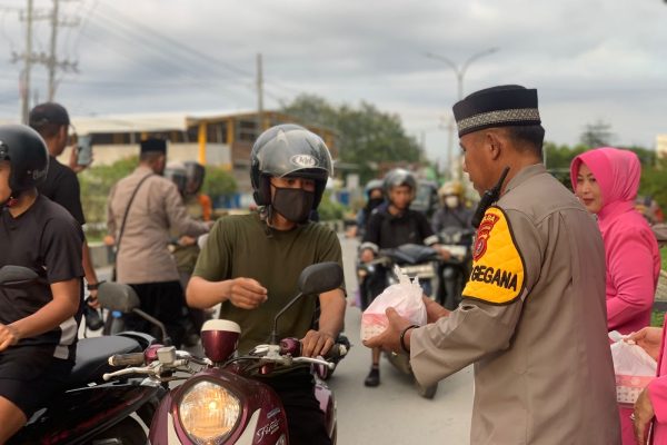 Peduli Sesama, Kompol Asri Diyni Pimpin Aksi Sosial Berbagi Takjil di Kota Kendari